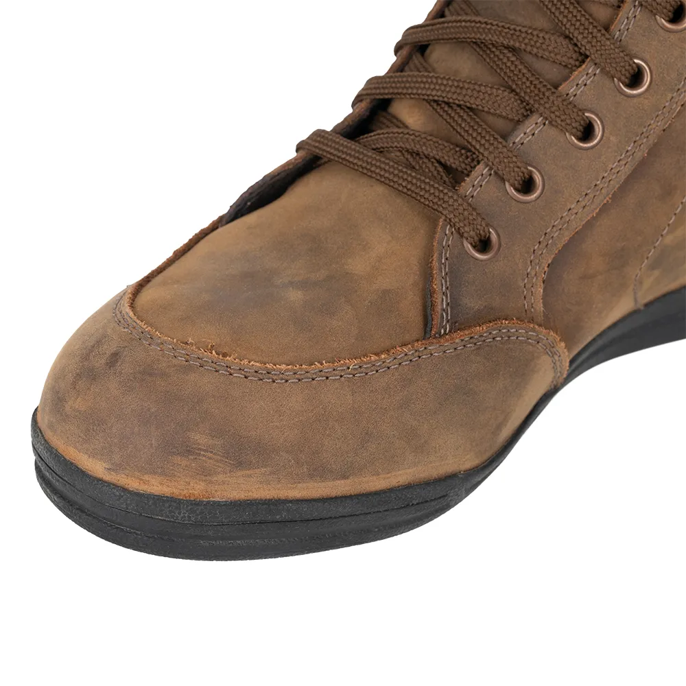 Oxford Boots with Kickback Design